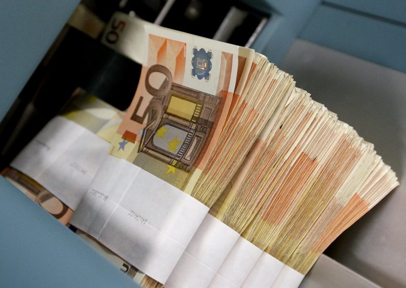 Euro zaronio ispod 1,12 dolara, najniže u 11 godina