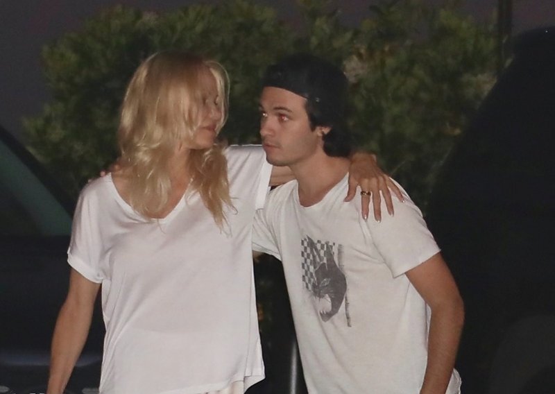 [FOTO] Pamela Anderson sa sinom Dylanom Leejem kojeg je dobila u braku s legendarnim rokerom uputila se na večeru