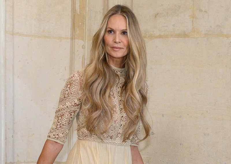 Na pragu 60-e ona nosi slip haljinu i pokazuje lice bez šminke: Elle Macpherson oduševljava izgledom koji prkosi godinama