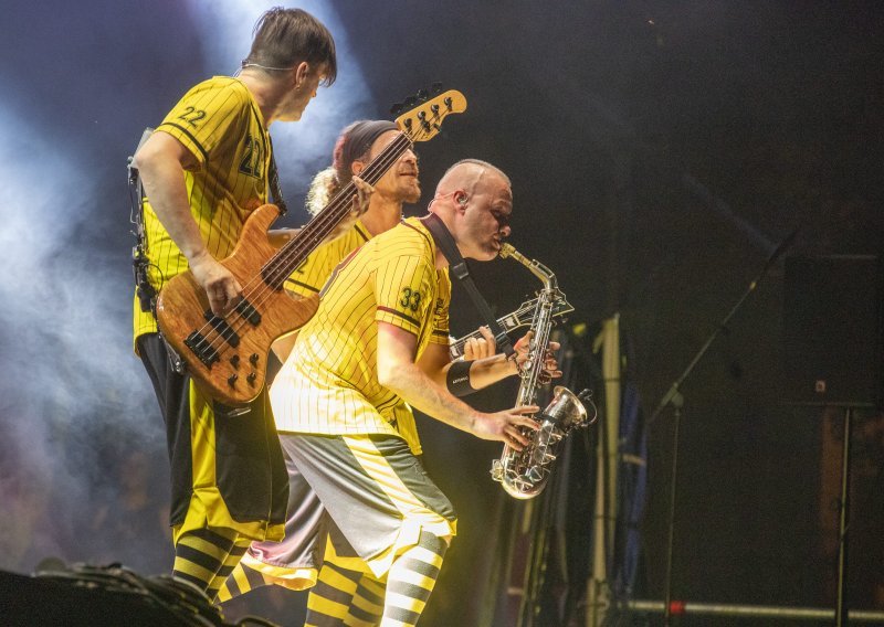 [FOTO] Dubioza Kolektiv priredila totalni show u Varaždinu: Nastupali na ulici i dijelili ćevape, a zatim odsvirali spektakularni koncert u Starom gradu