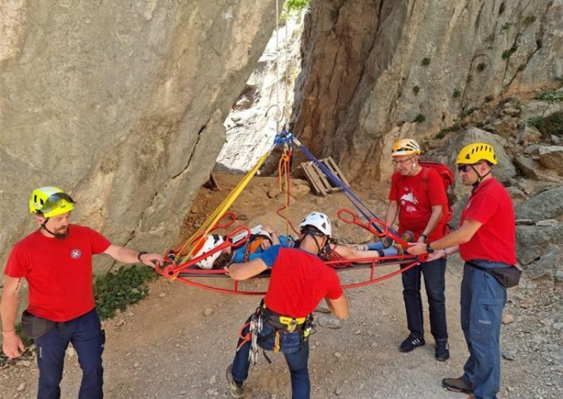 [FOTO] Božinović sudjelovao u vježbi akcije spašavanja HGSS-a