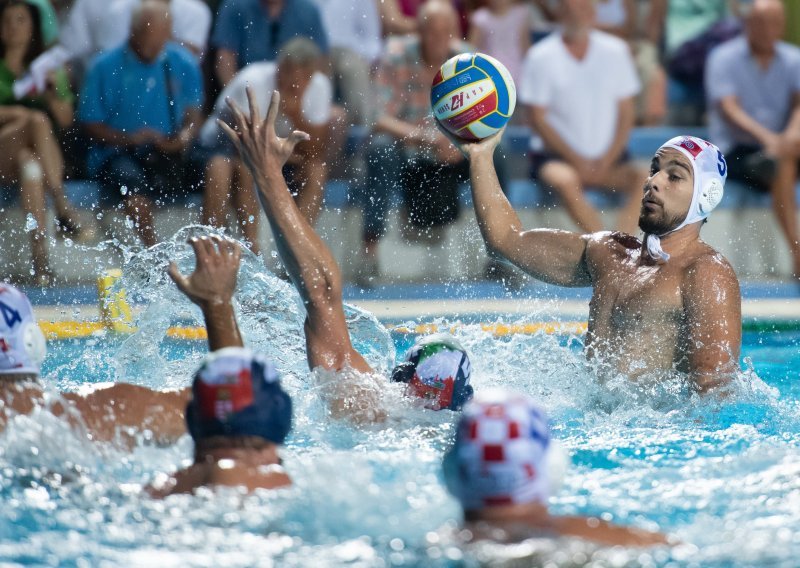 Hrvatske vaterpolistice bore se s koronavirusom, dok vaterpolisti obećavaju borbu za medalje