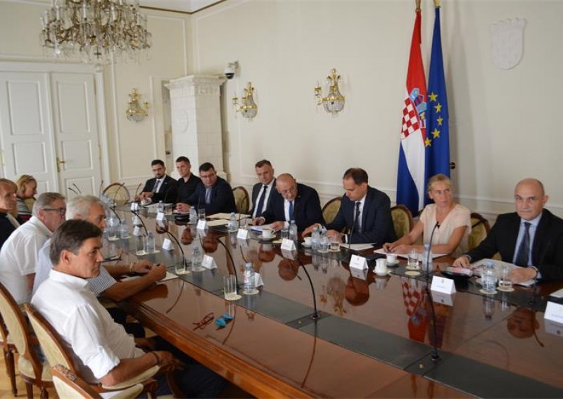 [FOTO] Medved na sastanku s pilotima: Vlada će iskoristiti sve mehanizme da ih zaštiti, oni su heroji i mogu se osjećati sigurno