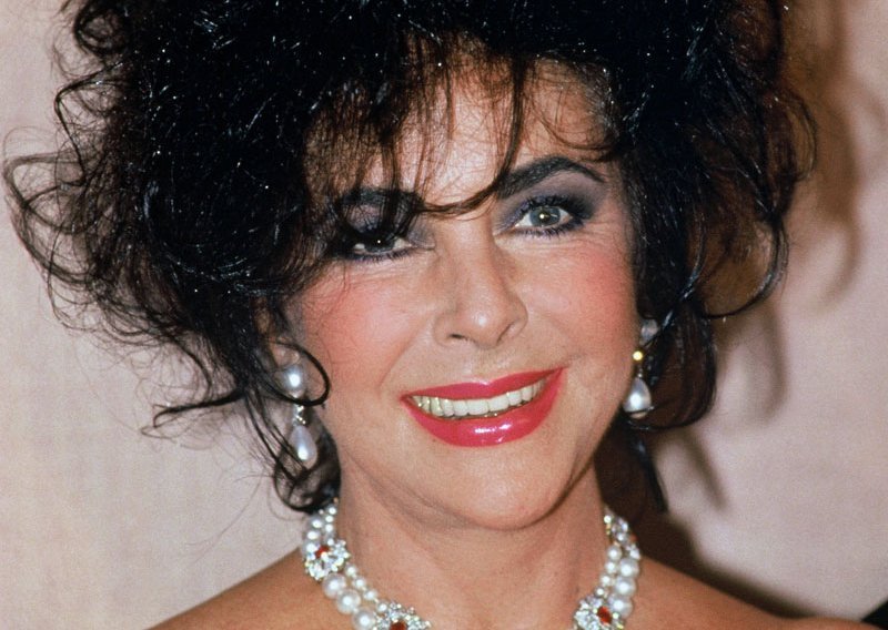 Liz Taylor hospitalizirana zbog Michaelove smrti