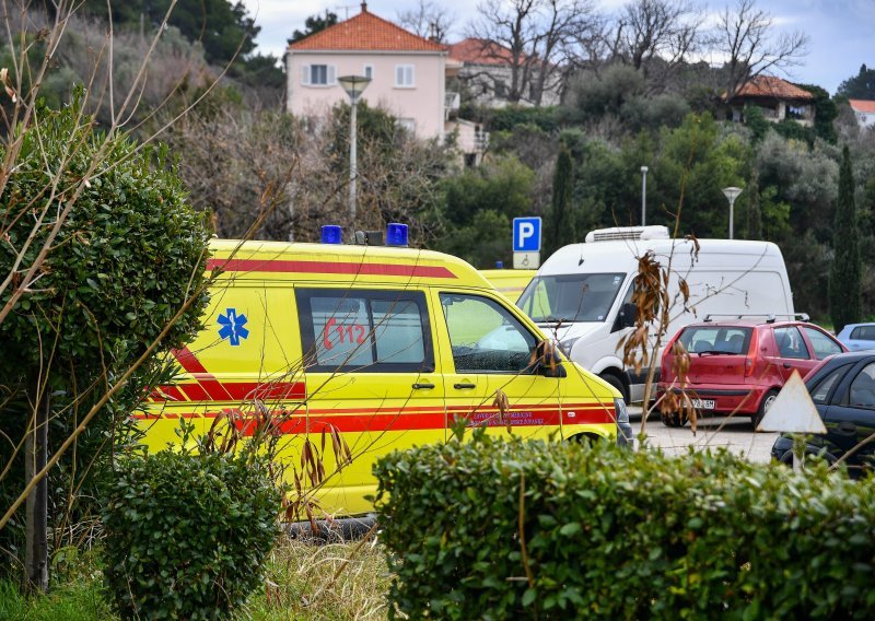 U nesreći kod Zadra poginuo 20-godišnjak; djevojka ozlijeđena