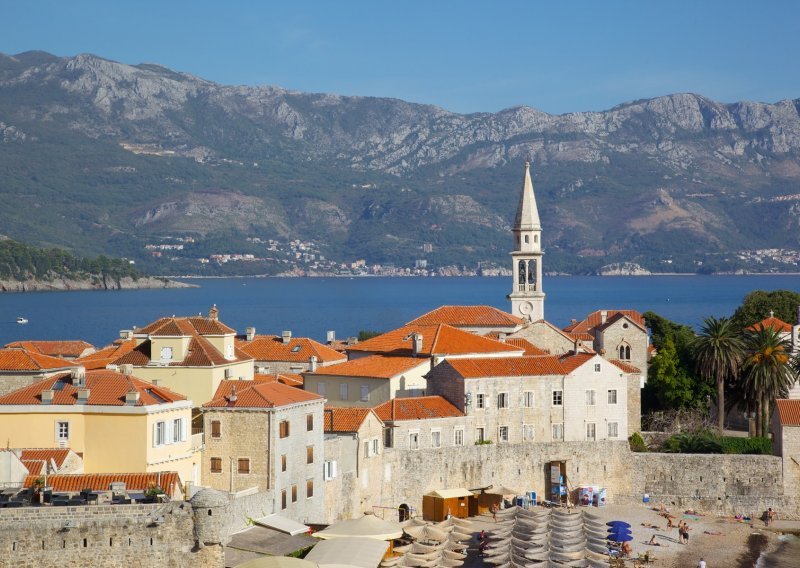 Trovanje u Budvi, gotovo 100 turista zatražilo pomoć liječnika: Svi su povraćali...