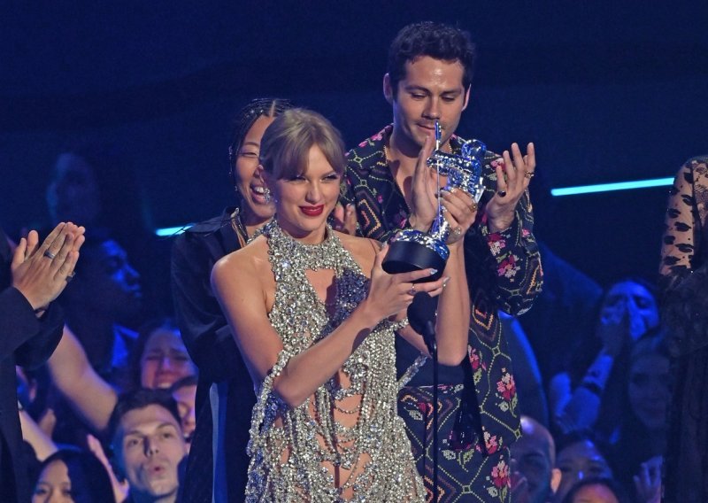 Taylor Swift osvojila glavnu nagradu MTV VMA i najavila novi album