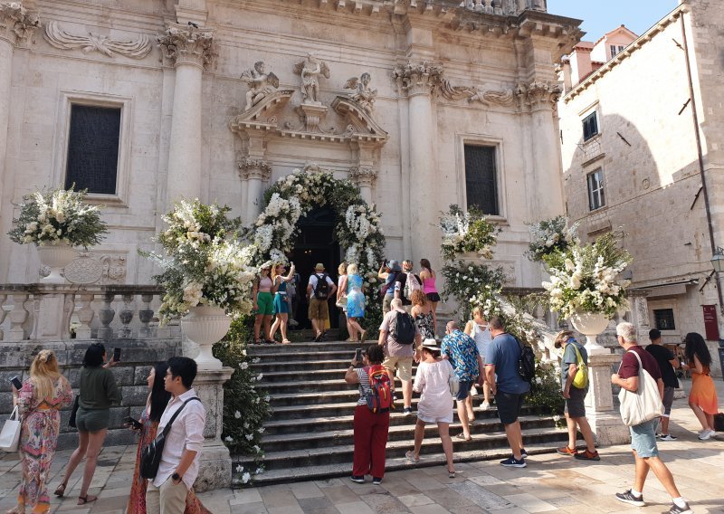 Zbog raskošnog cvijeća svi su pričali o bajkovitom vjenčanju u Dubrovniku, a za to je bio zaslužan cvjećar čije su dekoracije prava umjetnost