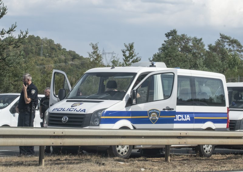 U teškoj prometnoj nesreći na Labinštini poginuo motociklist