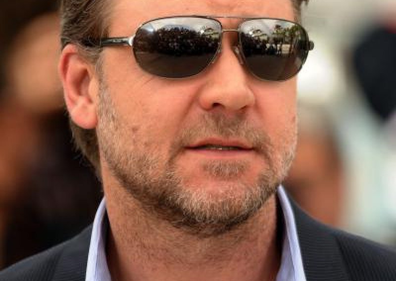 Russell Crowe bori se s kilogramima