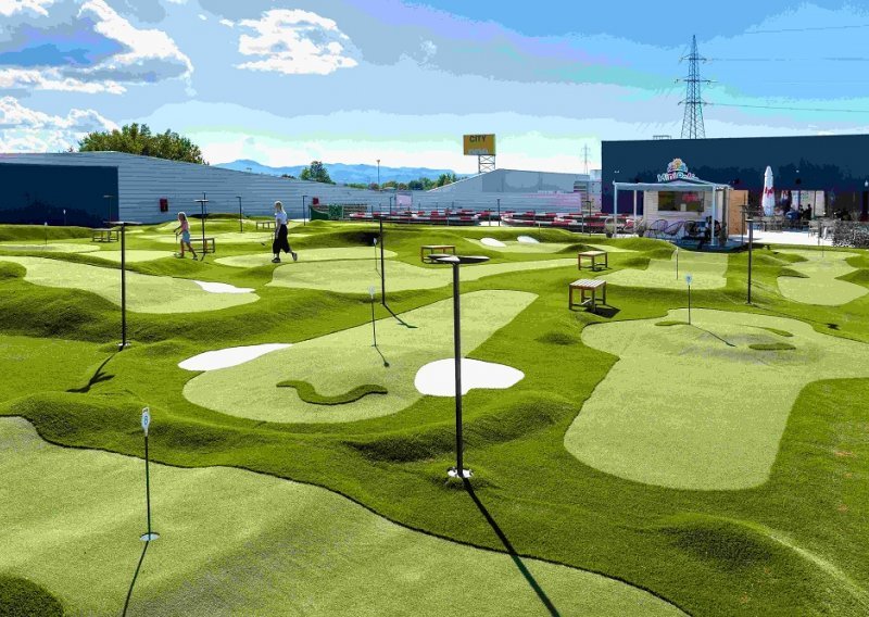 Otvoreni prvi mini golf tereni na krovu trgovačkog centra