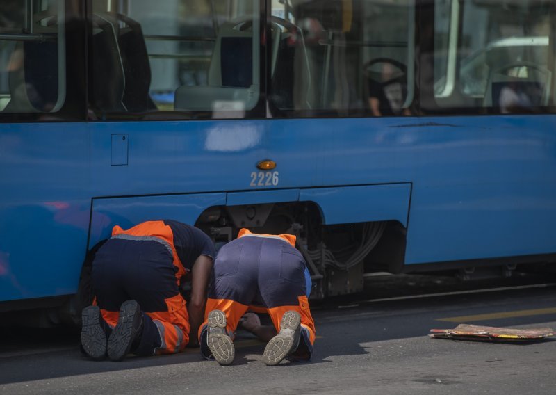 [FOTO] Gužva u Zagrebu, tramvaj iskočio iz tračnica