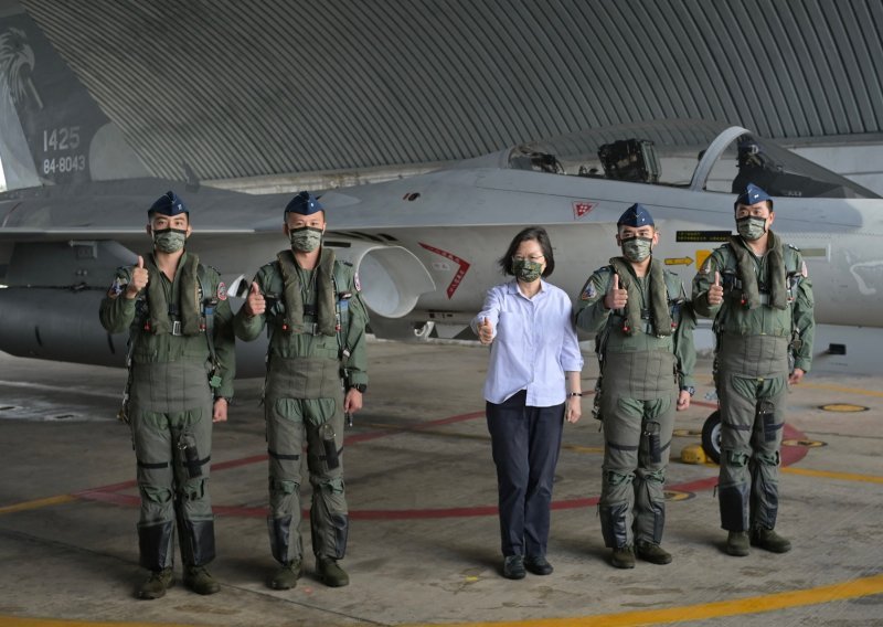 Predsjednica naredila snažne protumjere: Tajvan ispalio hice upozorenja prema kineskom dronu