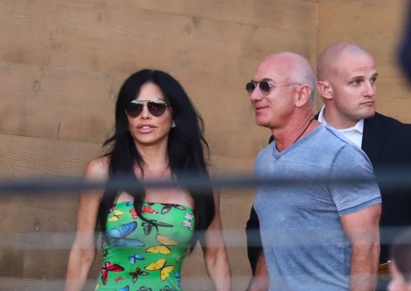 [FOTO] Jesu li pale zaruke? Jeff Bezos i Lauren Sanchez uhvaćeni u izlasku, a na njezinoj ruci uočen je veliki smaragdni prsten