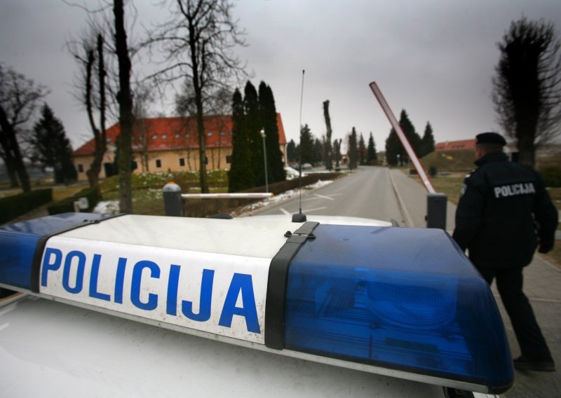 Alkoholizirani vozač u Sisku zabio se u policijski automobil na očevidu, lakše ozlijeđen policajac