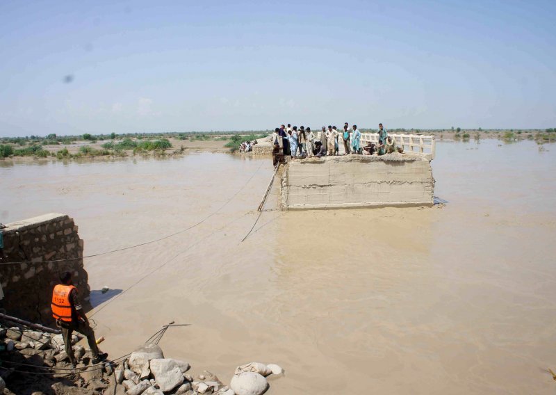 Pakistanci grade barijere protiv poplava, poginulo još 12 ljudi