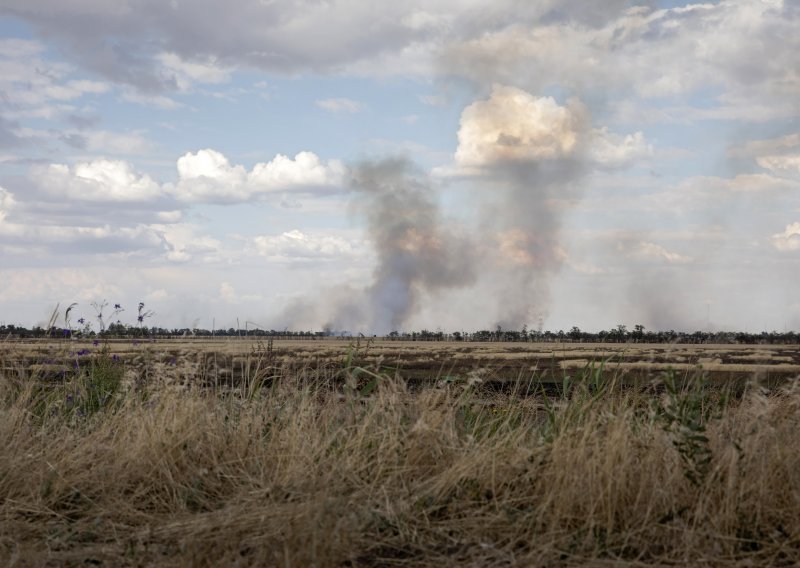 Nakon granatiranja gori terminal za žito u Mikolajivu: Borba s vatrom se nastavlja