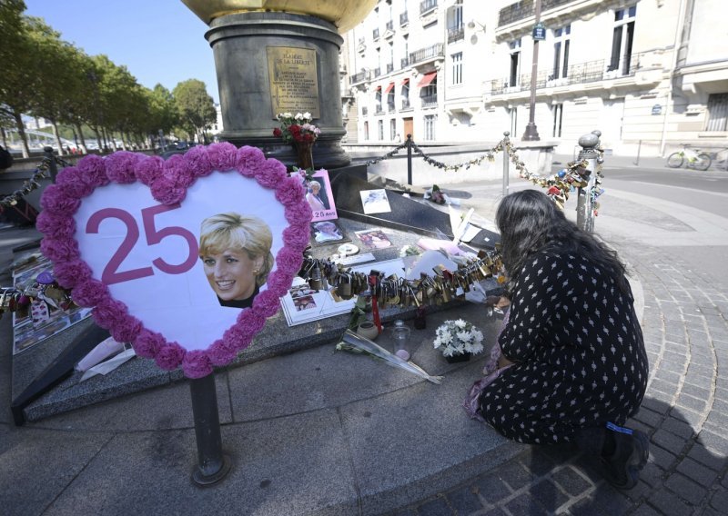 'Zauvijek u našim srcima': Obožavatelji uz cvijeće i dirljive poruke obilježavaju 25. obljetnicu smrti princeze Diane