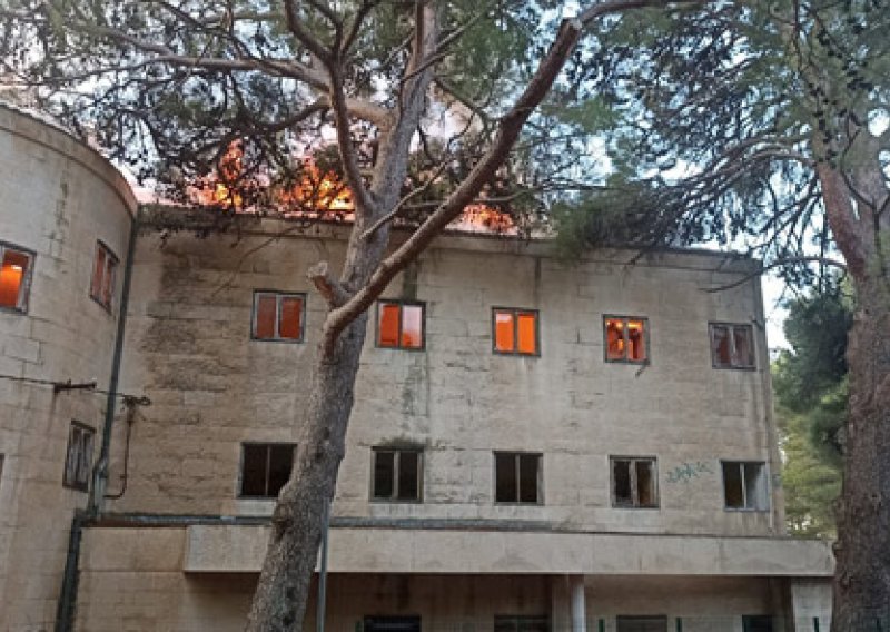 Vatrogasci se još bore s požarom napuštenog hotela na Bolu