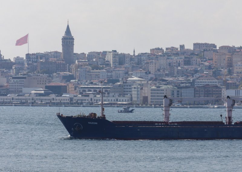 Brod sa žitom iz Ukrajine nasukao se u Istanbulu i zaustavio plovidbu Bosporom