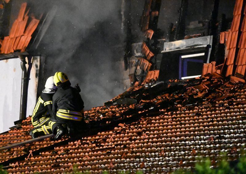 [FOTO/VIDEO] Tijekom noći ugašen strašan požar u Zaprešiću: Potpuno izgorjela jedna kuća, a dvije su značajno oštećene