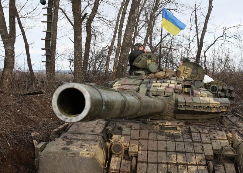 Ukrajinska ofenziva obavijena je velom tajne, a Rusi gomilaju nove snage. Može li američko superoružje okrenuti tijek rata?