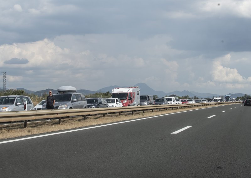 Prekinut promet na A3 između Križa i Popovače zbog teške prometne nesreće, kamion probio ogradu, jedna osoba smrtno stradala