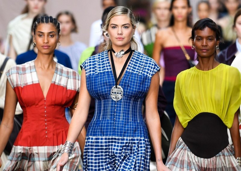 Stilisti već predviđaju glavne modne trendove za proljeće 2023., a ovakve komade isplati se nabaviti već sada
