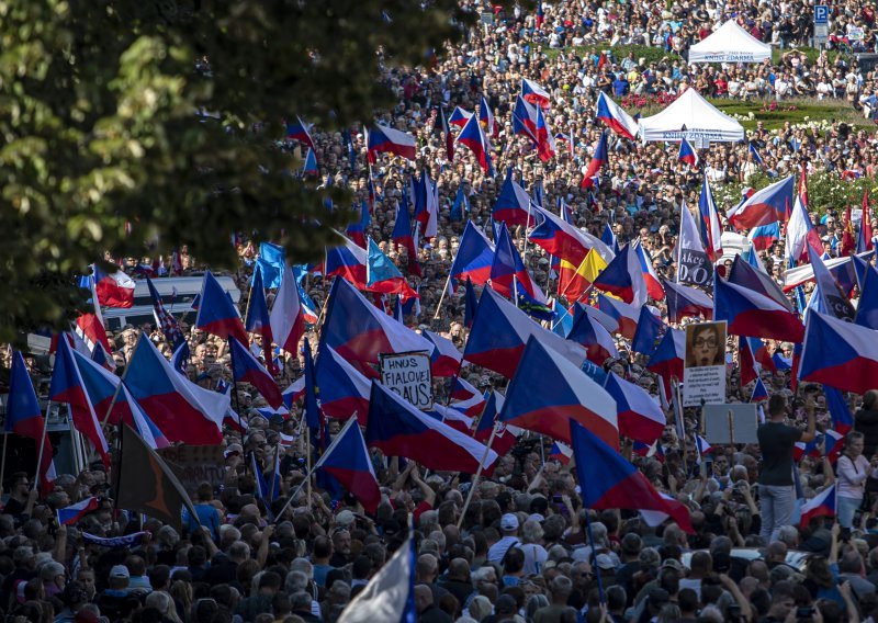 Deseci tisuća prosvjedovali u Pragu protiv češke vlade, Europske unije i NATO-a