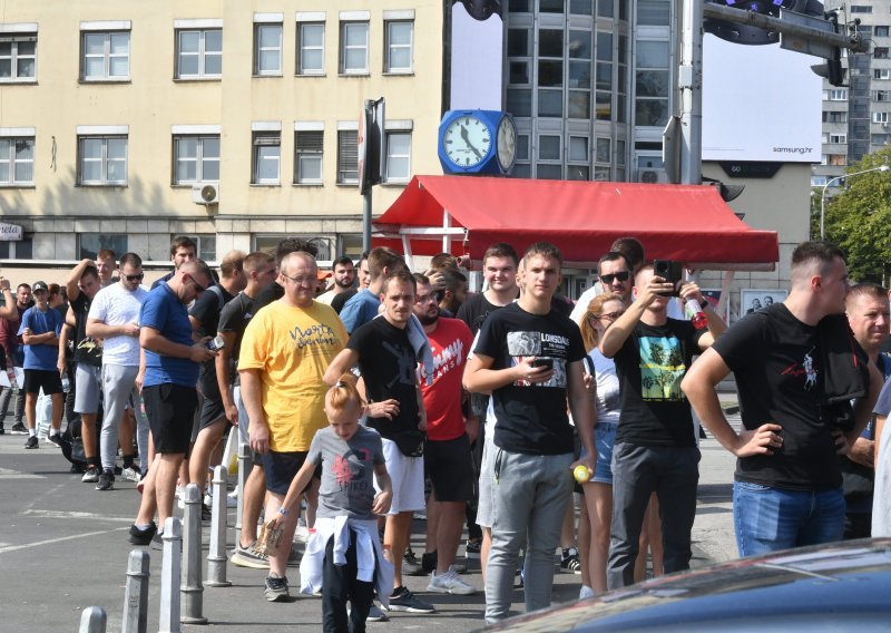 [VIDEO/FOTO] Euforija trese Zagreb zbog Dinama u Ligi prvaka; ulaznice za dvoboj sa Chelseajem razgrabljene za tri sata