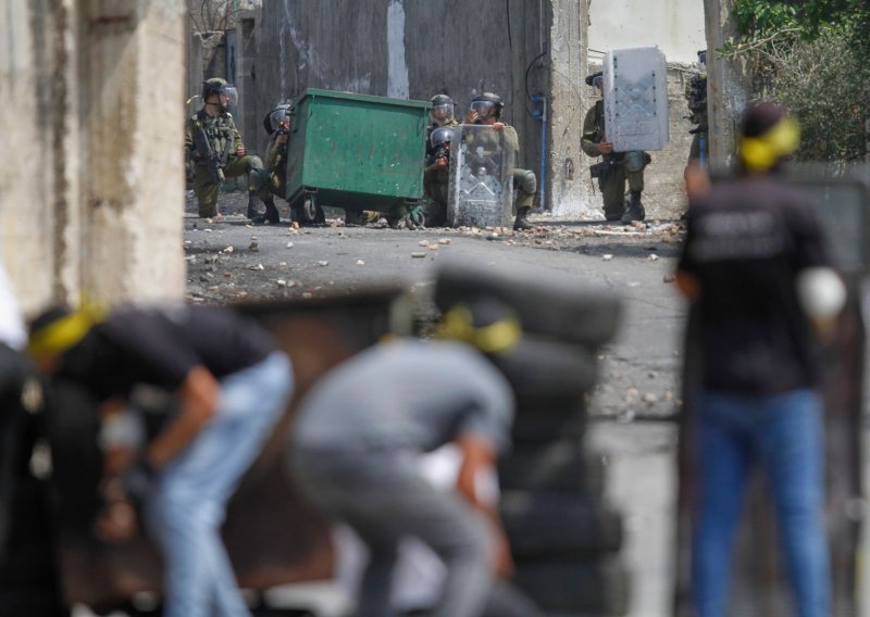 Šest ranjenih nakon što su Palestinci pucali na bus s izraelskim vojnicima; raste strah od novog nasilja