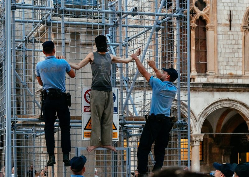 [FOTO] Incident u Dubrovniku: Mladi Austrijanac se 'razapeo' na Orlandov stup