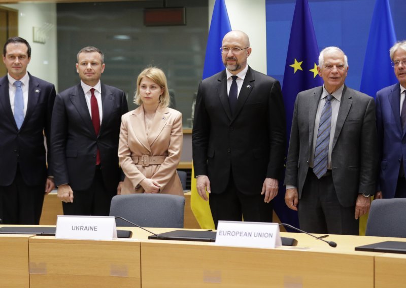 [FOTO] Potpisan sporazum: Ukrajini stiže novih 500 milijuna eura europske pomoći