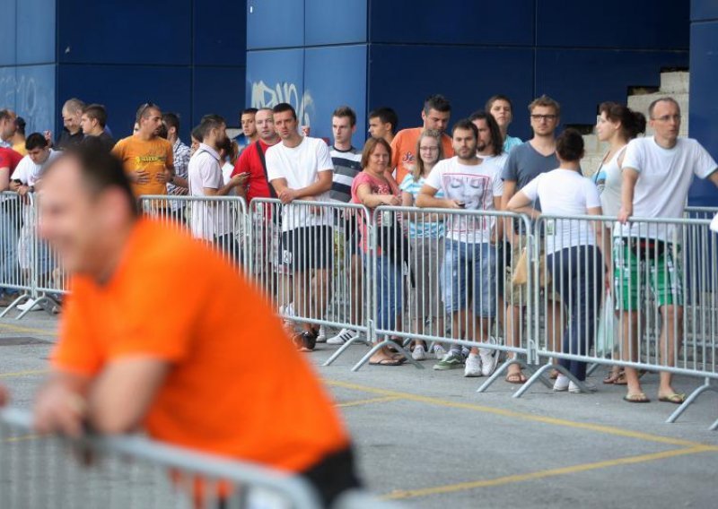 Zadovoljstvo u Maksimiru - stadion skoro rasprodan