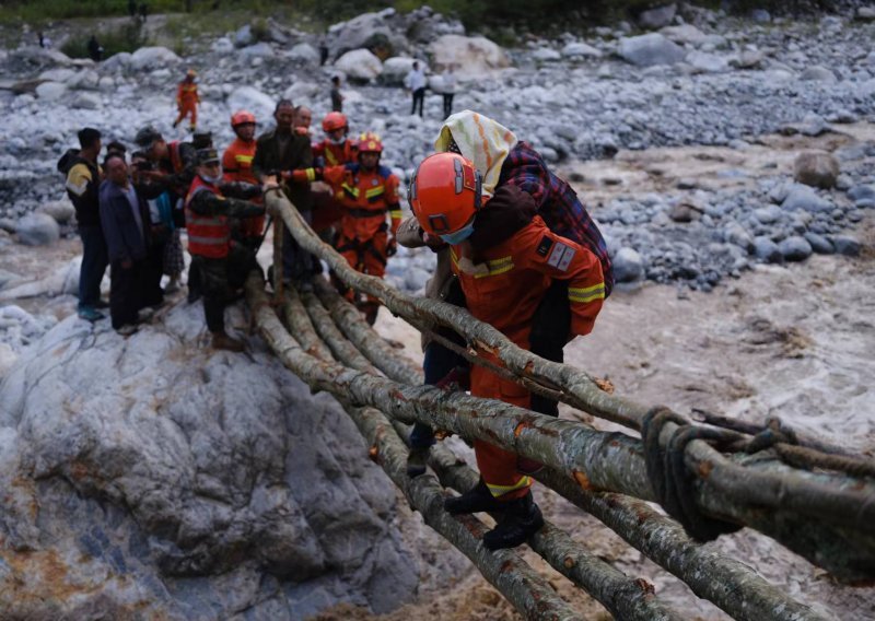 [FOTO] Broj poginulih u potresu u Sečuanu porastao na 65, više od 200 ljudi zarobljeno u popularnom turističkom mjestu