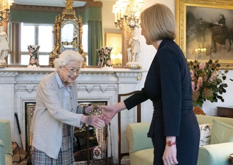 [FOTO] Liz Truss službeno imenovana britanskom premijerkom, dočekala je nasmiješena kraljica Elizabeta