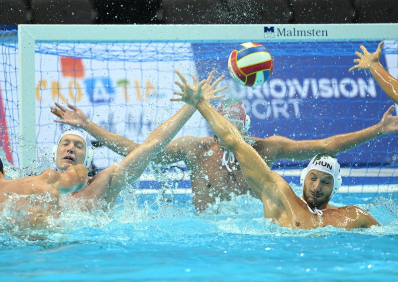 [FOTO] Ništa od iznenađenja! Crnogorci su se jedno vrijeme dobro držali, a onda se probudio 'mađarski stroj' i izborio polufinale
