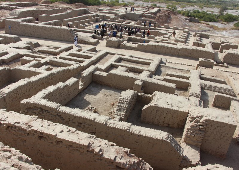 [FOTO] Poplave u Pakistanu ubile stotine ljudi, a sada prijete i arheološkom nalazištu starom 4500 godina