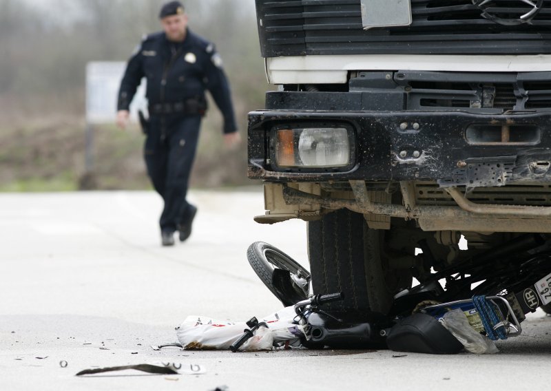 Vozač mopeda naletio na mikser za beton i poginuo
