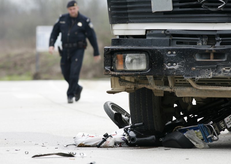 Vozač mopeda poginuo pri sudaru s kamionom