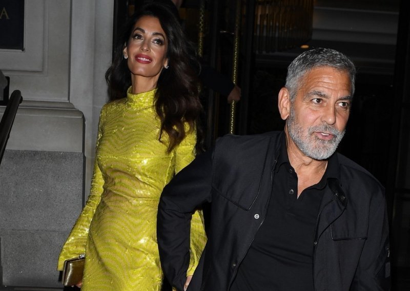 Amal Clooney pokazala preplanule noge u mini haljini upečatljive boje