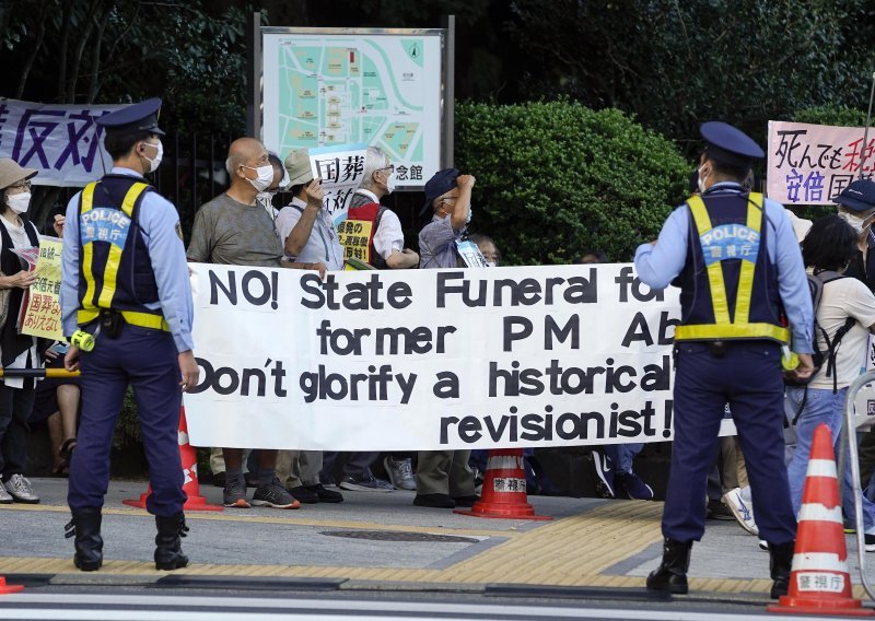 [FOTO] Ubijeni bivši japanski premijer Shinzo Abe imat će državni pogreb. Javnost baš nije zadovoljna
