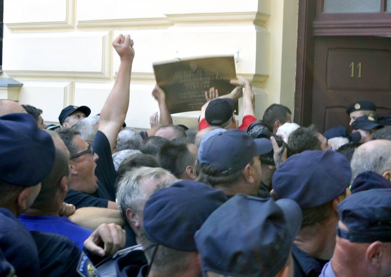 Stigla prva nepravomoćna oslobađajuća presuda za razbijanje dvojezičnih ploča