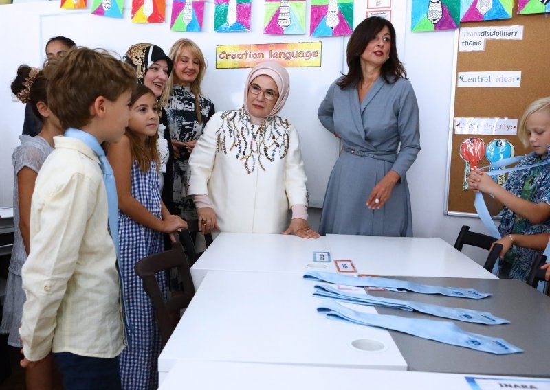 [FOTO] Prve dame Sanja Musić Milanović i Emine Erdogan na zajedničkom satu vjeronauka