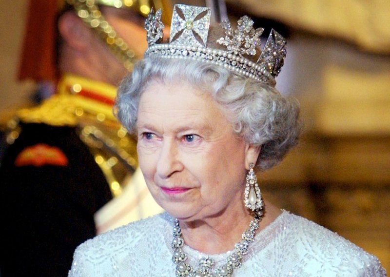 Za skupocjene dragulje nema mjesta: Evo s kojim će nakitom kraljica Elizabeta II. biti pokopana