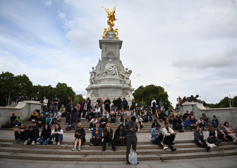 [FOTO] Stanovnici Londona i turisti pred Buckinghamskom palačom: Ozdravite brzo!