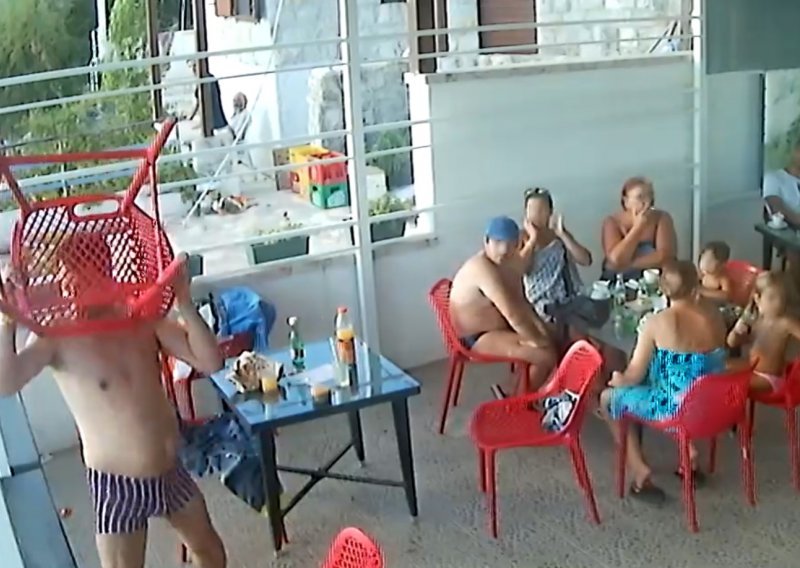 [VIDEO] Pomahnitali muškarac u Splitu razbijao inventar na terasi kafića, prijetio smrću svima