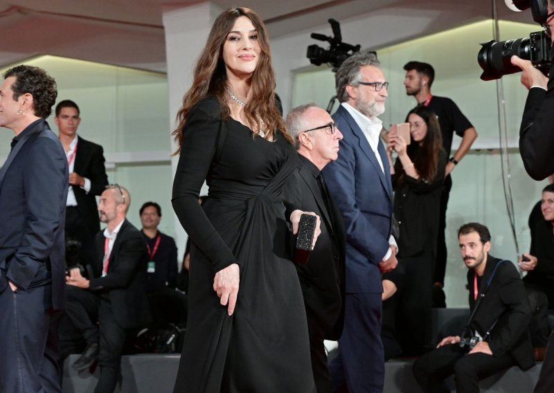 Sve staje kad se pojavi Monica Bellucci: Prelijepa Talijanka ne odriče se omiljene modne formule