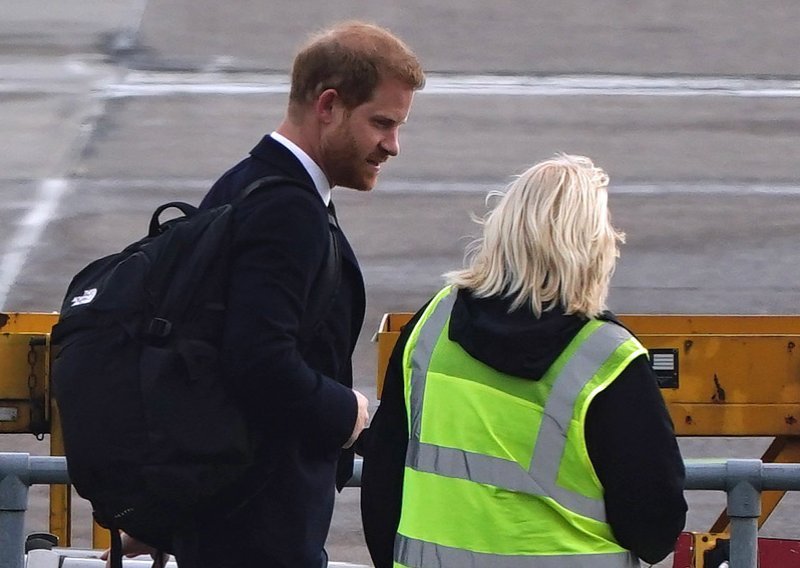 Princ Harry posljednji je stigao, ali i prvi od obitelji napustio Balmoral i krenuo prema Londonu