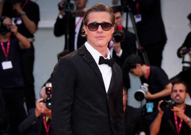 Svi bruje o njemu: Brad Pitt na crvenom tepihu odijelo spojio s popularnim tenisicama pristupačne cijene